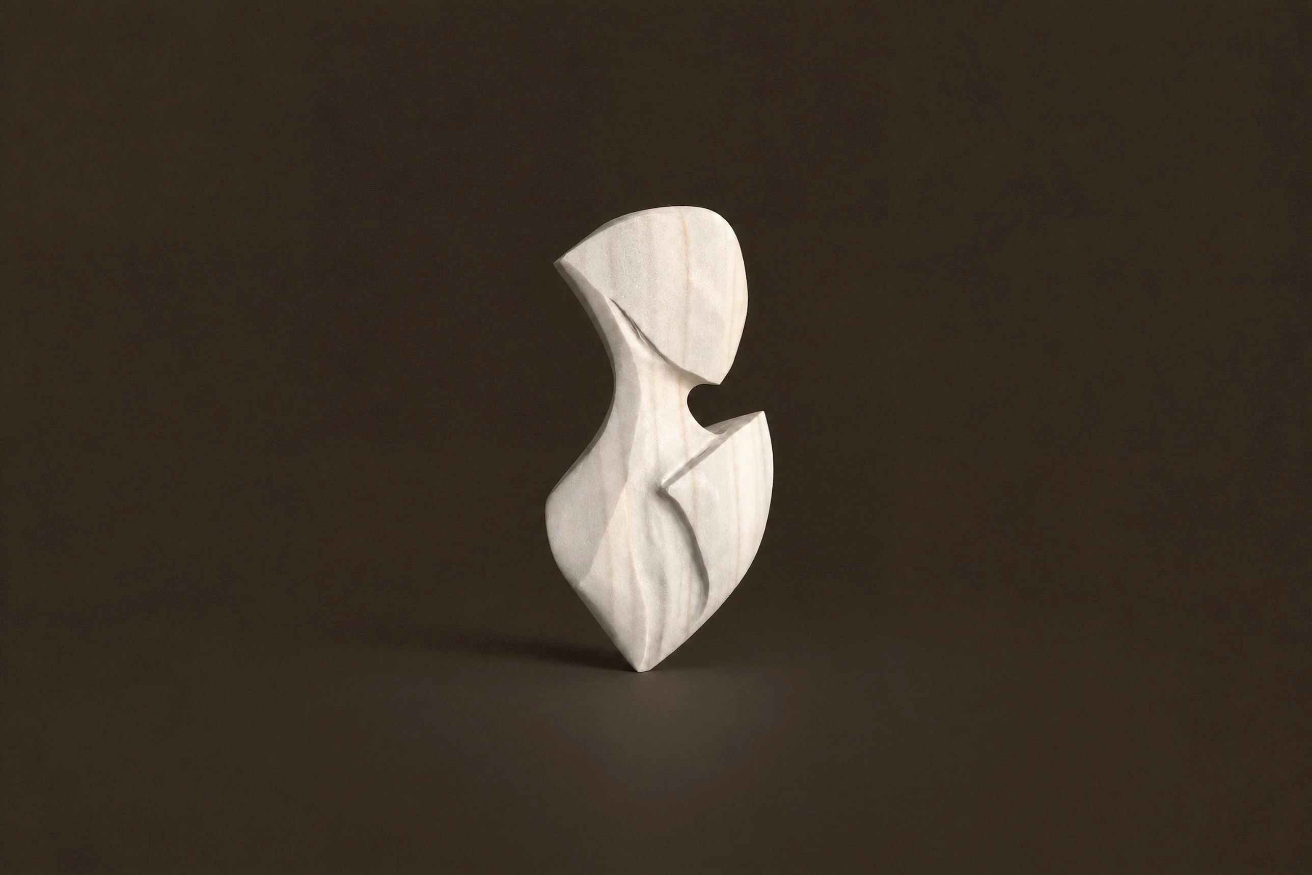 Resiliencia, de la serie Ecos: escultura de mármol de Macael tallada a mano por David Gómez, escultor de piedra