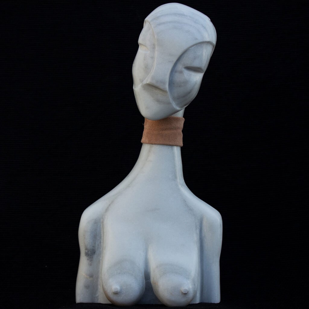 Emoción Muda I, escultura en mármol de macael y cuero de David Gómez (vista 2)