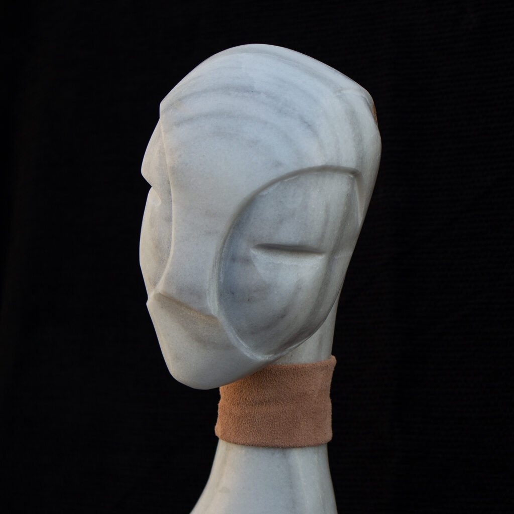 Emoción Muda I, escultura en mármol de macael y cuero de David Gómez (vista 5)