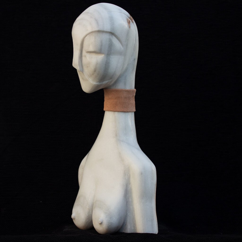 Emoción Muda I, escultura en mármol de macael y cuero de David Gómez (vista 4)