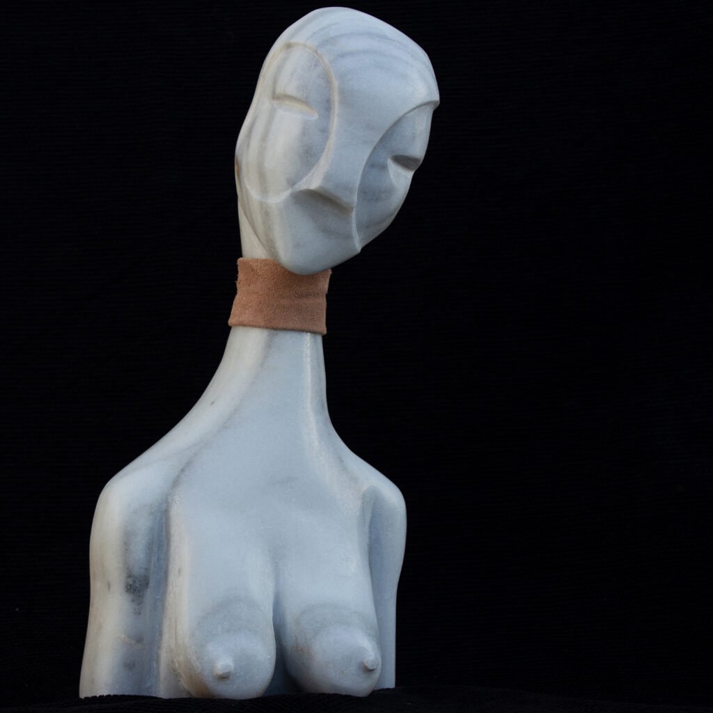 Emoción Muda I, escultura en mármol de macael y cuero de David Gómez (vista 3)