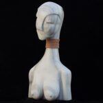 Emoción Muda I, escultura en mármol de macael y cuero de David Gómez
