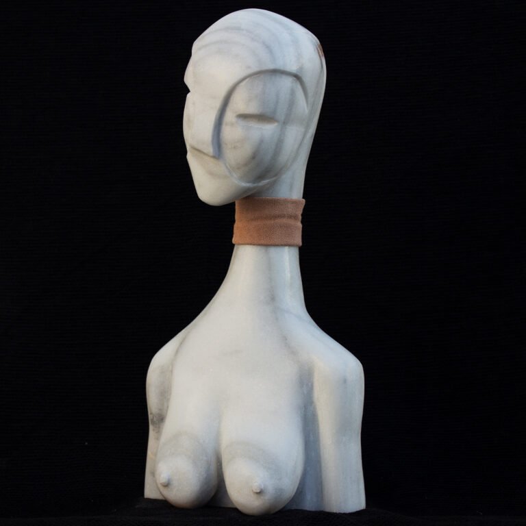 Emoción Muda I, escultura en mármol de macael y cuero de David Gómez