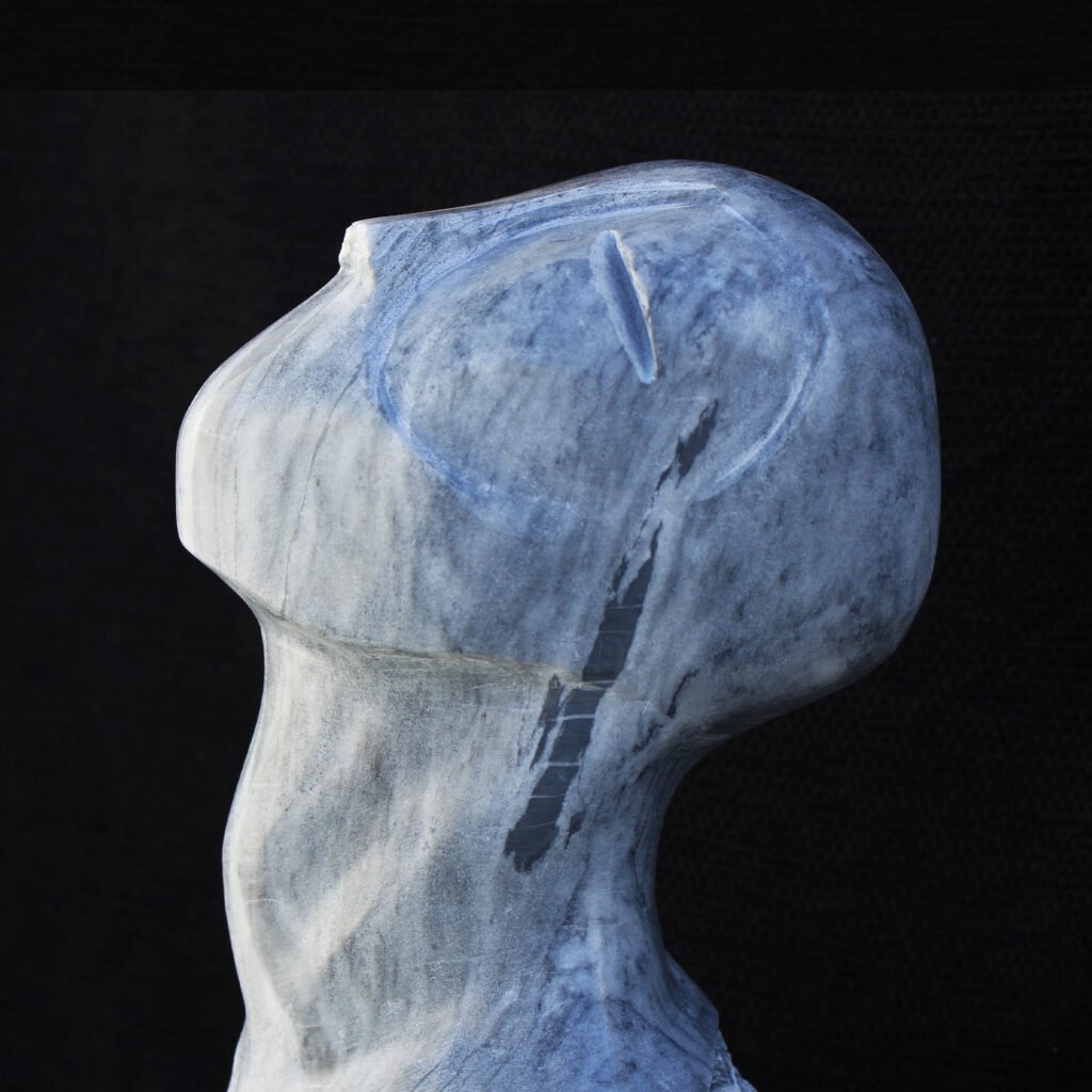 Emoción Muda Iv, escultura en mármol gris rubiña de David Gómez (vista 2)