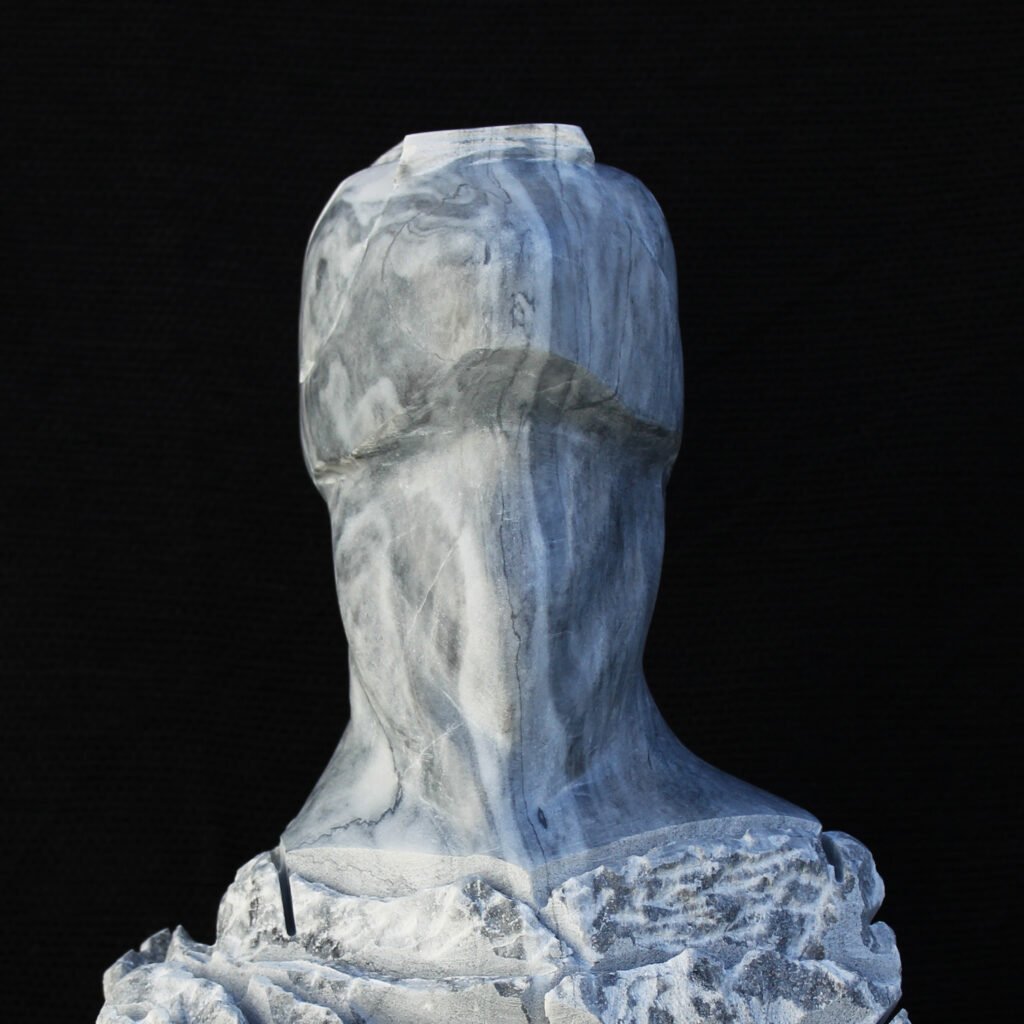Emoción Muda Iv, escultura en mármol gris rubiña de David Gómez (vista 4)