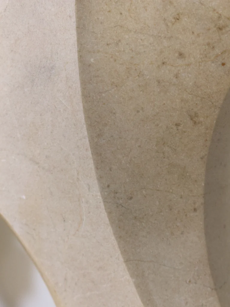 Arquitectura Del Vacío N.1, escultura en mármol crema marfil de David Gómez (vista 6)