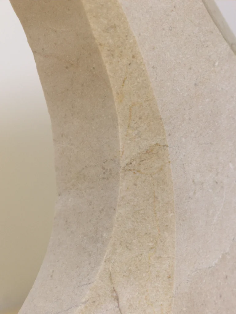 Arquitectura Del Vacío N.1, escultura en mármol crema marfil de David Gómez (vista 4)
