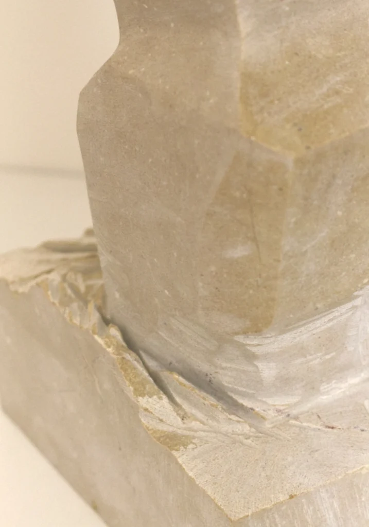 Heracles, escultura en mármol Crema Marfil de David Gómez
