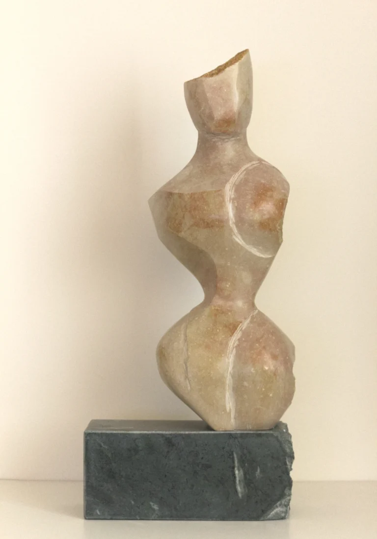 Atenea, escultura en mármol Rosa Zarci de David Gómez