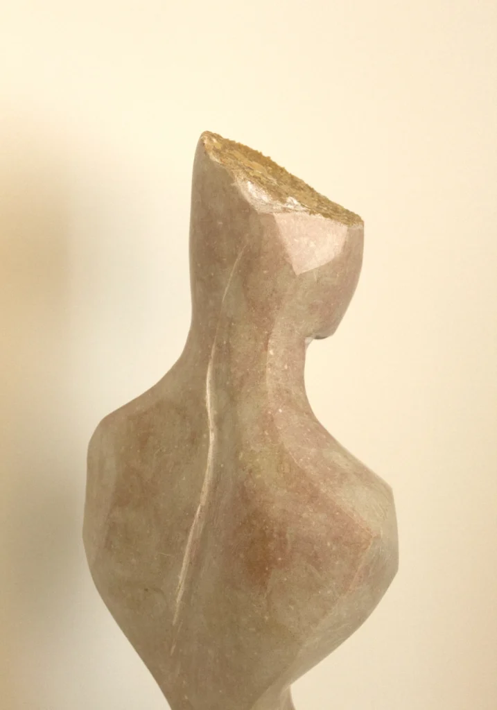 Atenea, escultura en mármol Rosa Zarci de David Gómez