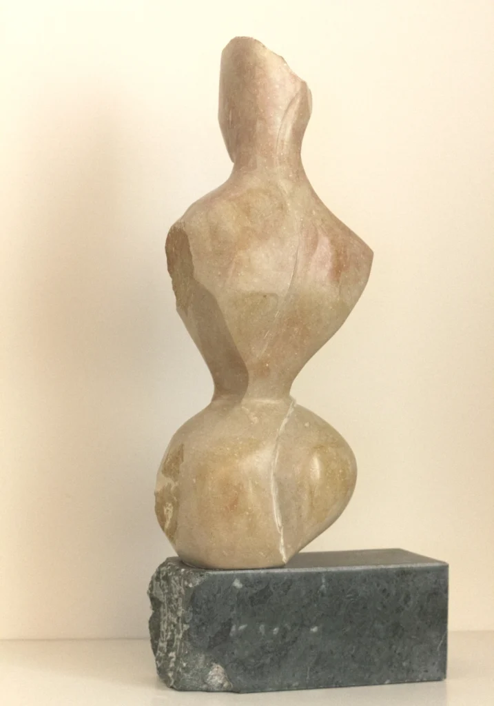 Atenea, escultura en mármol Rosa Zarci de David Gómez