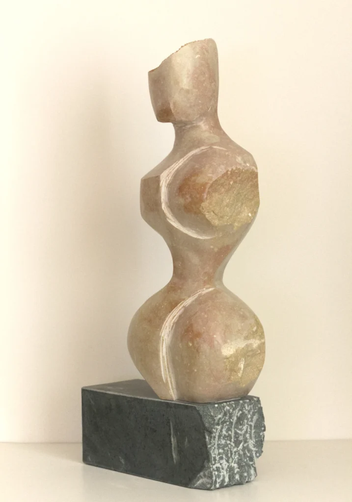 Atenea, escultura en mármol Rosa Zarci de David Gómez