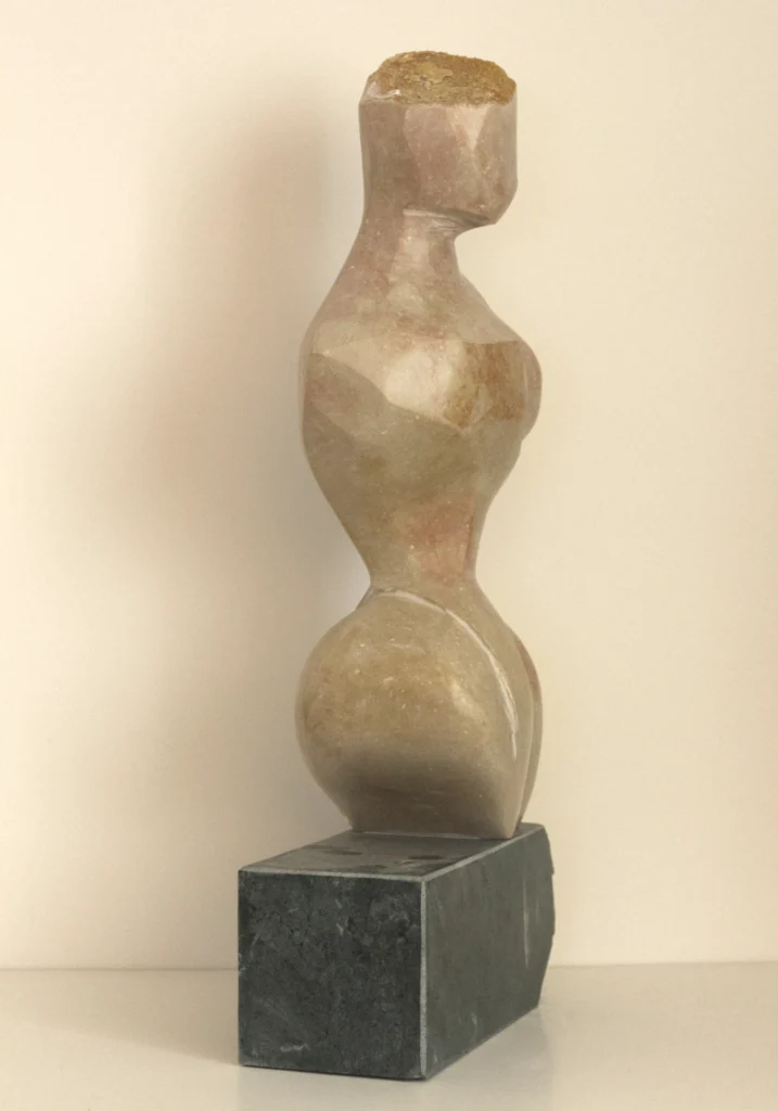 Atenea, escultura en mármol Rosa Zarci de David Gómez