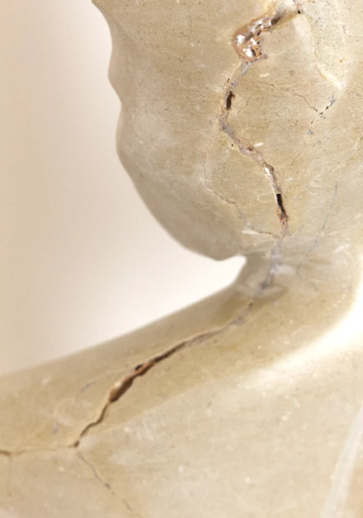 Perséfone, detalle de una fisura natural del mármol