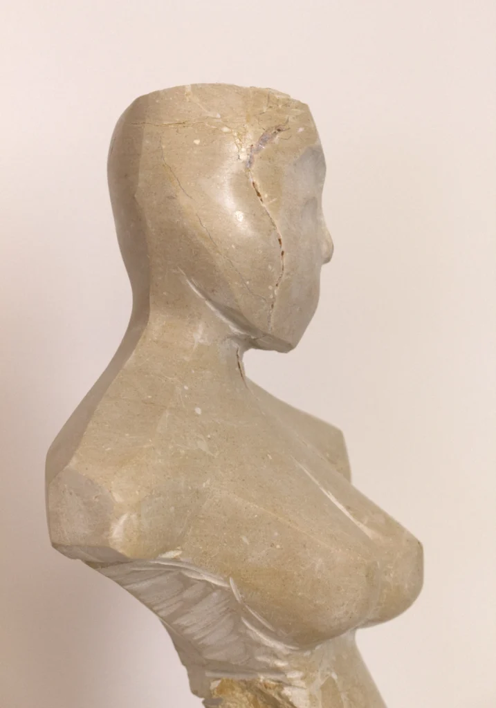 Perséfone, detalle del rostro y el pecho de perfil