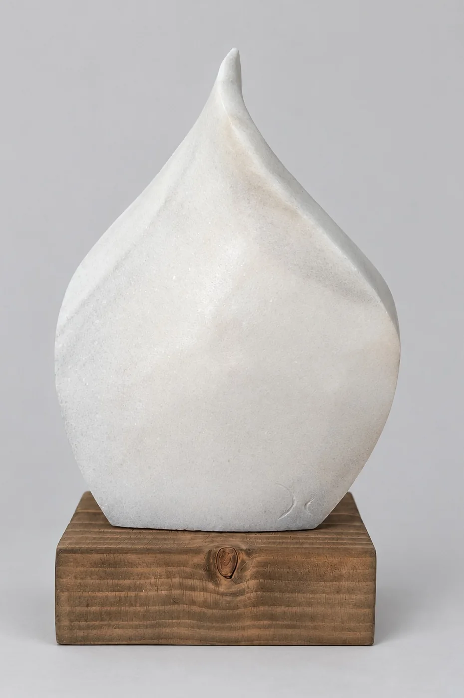 Trofeo UMU Emprende, escultura de David Gómez en mármol blanco de Macael sobre base de madera